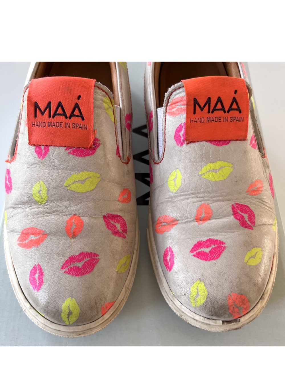MAA Girls KISS Lip print Slip-On Shoes Size 33